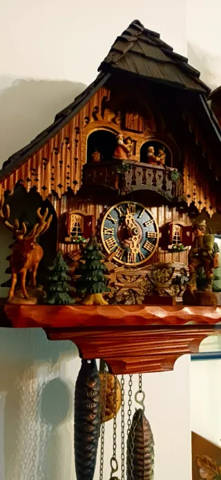 Orologio a cucù in legno intagliato
