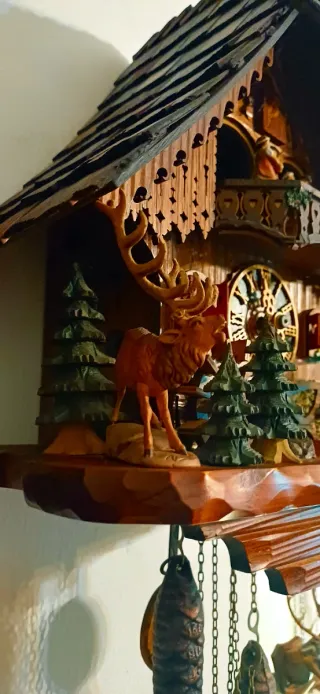 Orologio a cucù in legno intagliato