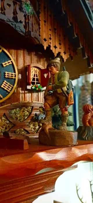 Orologio a cucù in legno intagliato