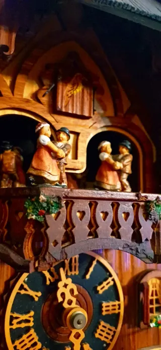 Orologio a cucù in legno intagliato
