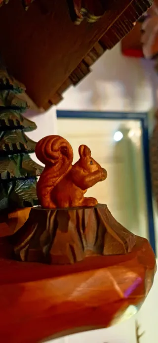 Orologio a cucù in legno intagliato