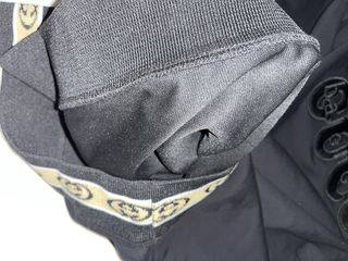 Sudadera Gucci Negra con Logo Dorado