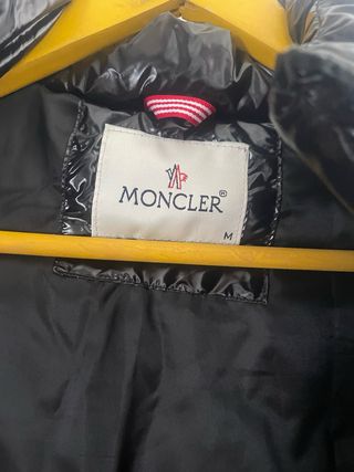 Chaqueta negra acolchada con capucha