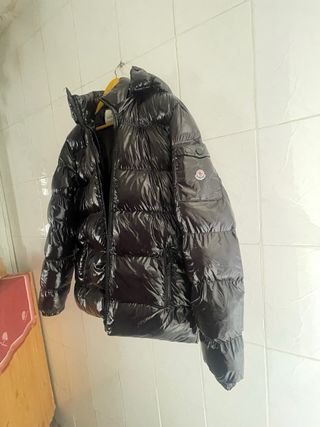 Chaqueta negra acolchada con capucha