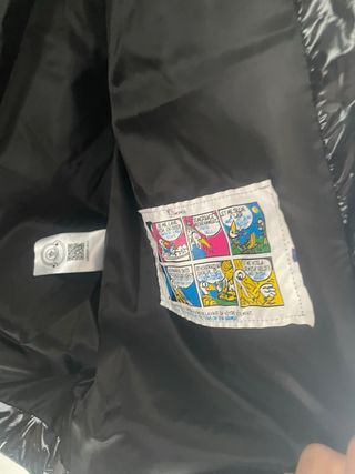 Chaqueta negra acolchada con capucha