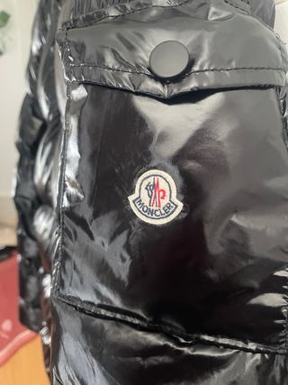 Chaqueta negra acolchada con capucha