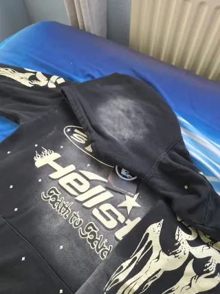 Sudadera Hellstar Negra con Estrellas