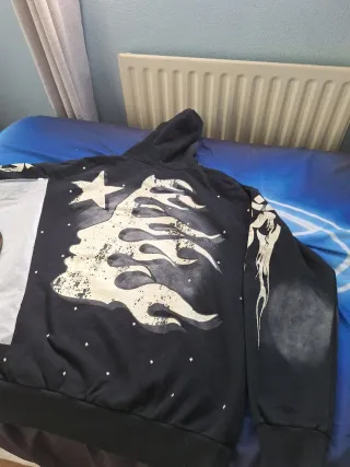 Sudadera Hellstar Negra con Estrellas