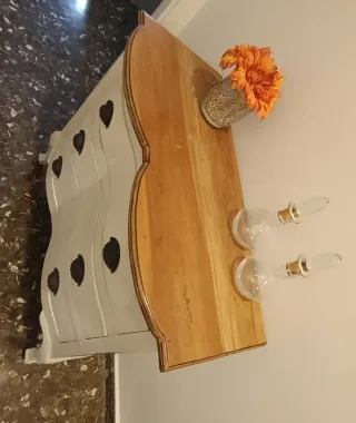 Pequeña consola de madera con cajones.