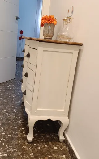 Pequeña consola de madera con cajones.