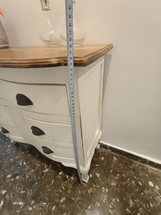 Pequeña consola de madera con cajones.