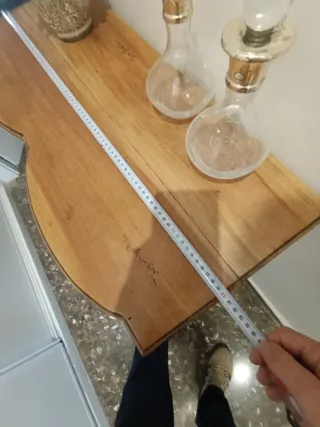 Pequeña consola de madera con cajones.