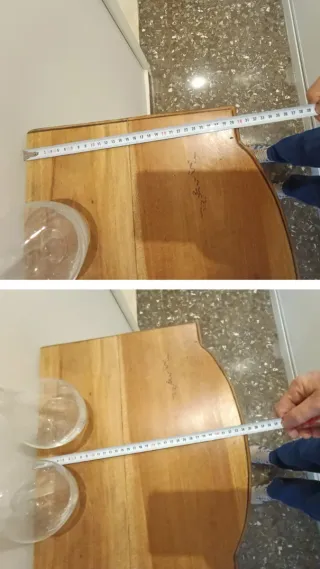 Pequeña consola de madera con cajones.