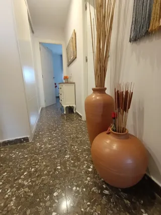 Pequeña consola de madera con cajones.