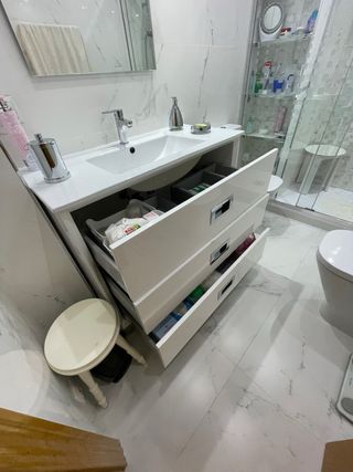 Mueble de baño con lavabo y espejo