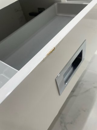 Mueble de baño con lavabo y espejo