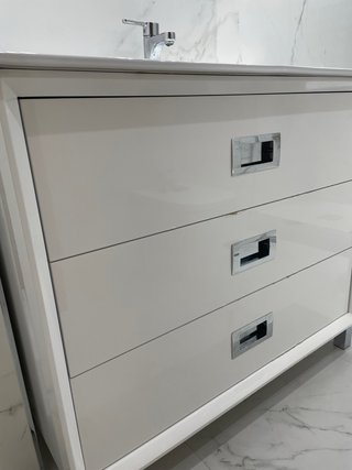 Mueble de baño con lavabo y espejo