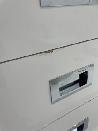 Mueble de baño con lavabo y espejo