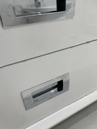 Mueble de baño con lavabo y espejo