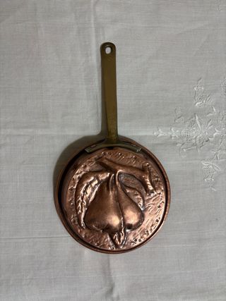 Piccola padella in rame vintage decorativa pere