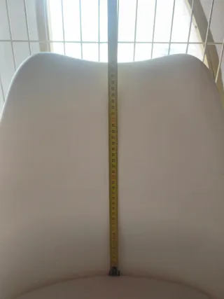 Silla de diseño blanco y madera