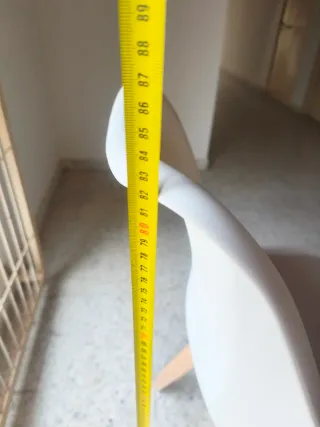 Silla de diseño blanco y madera