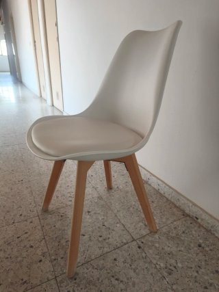 Silla de diseño blanco y madera