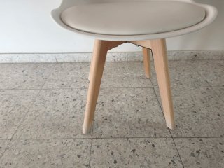 Silla de diseño blanco y madera