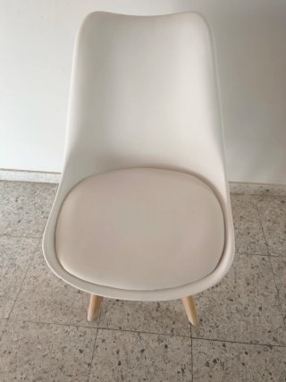 Silla de diseño blanco y madera