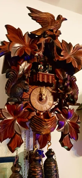 Orologio a cucù in legno intagliato