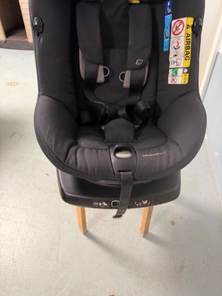 Silla de coche Isofix negra.