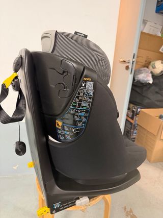 Silla de coche Isofix negra.
