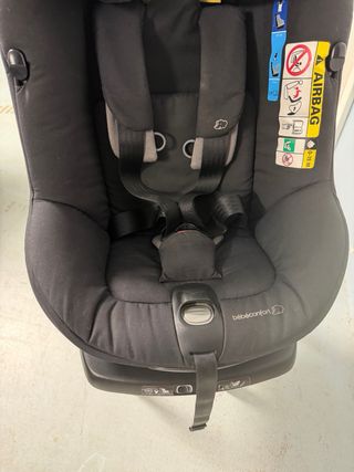 Silla de coche Isofix negra.