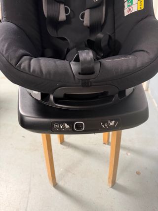 Silla de coche Isofix negra.