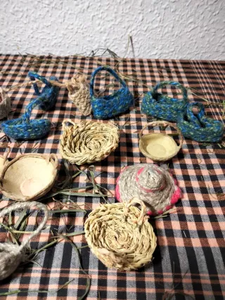 Miniaturas cestas y gorritos artesanales