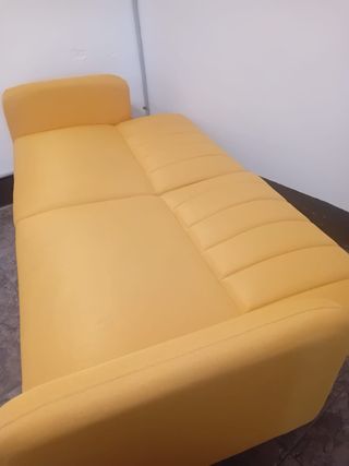 Sofá cama nuevo.