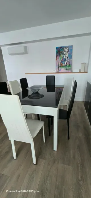 Conjunto comedor mesa, 6 sillas y aparador.