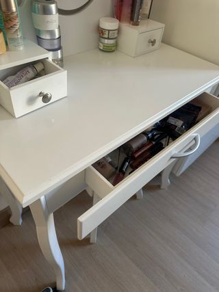 Tocador blanco con espejo ovalado