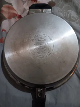 Sartén de metal con mango de plástico