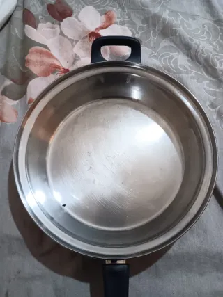 Sartén de metal con mango de plástico