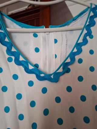 Bata de lunares azul y blanco