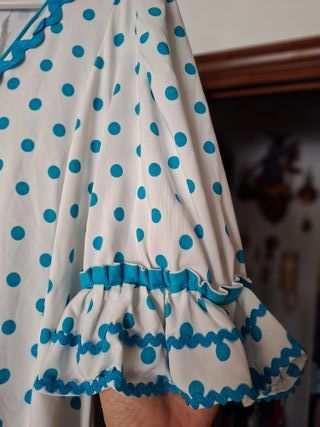 Bata de lunares azul y blanco