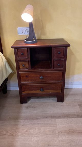 Cama de madera clásica con mesitas