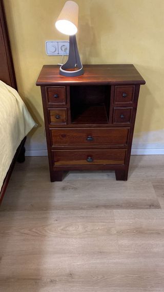 Cama de madera clásica con mesitas