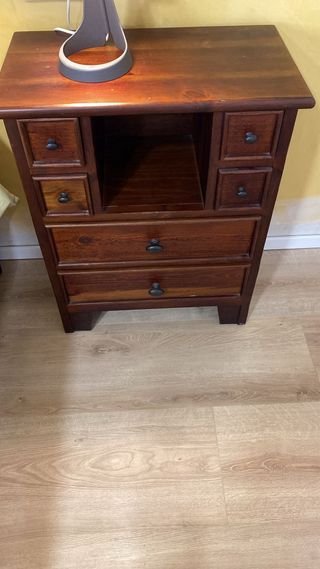 Cama de madera clásica con mesitas