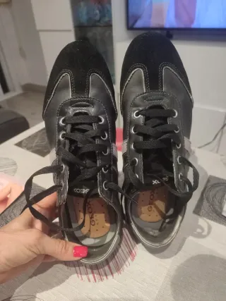 Zapatillas Geox Negras y Plateadas