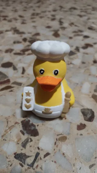 Pato pastelero con rodillo y moldes