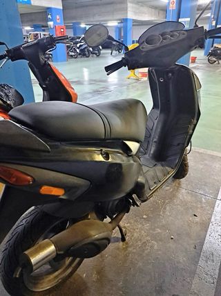 Piaggio 49cc Scooter Azul y Plata