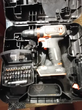 Taladro Black & Decker 18V + conjunto de puntas