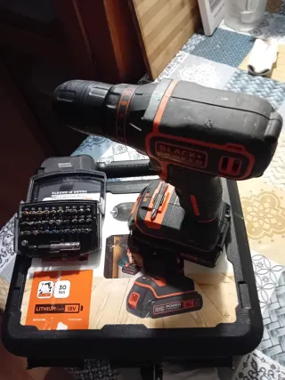Taladro Black & Decker 18V + conjunto de puntas